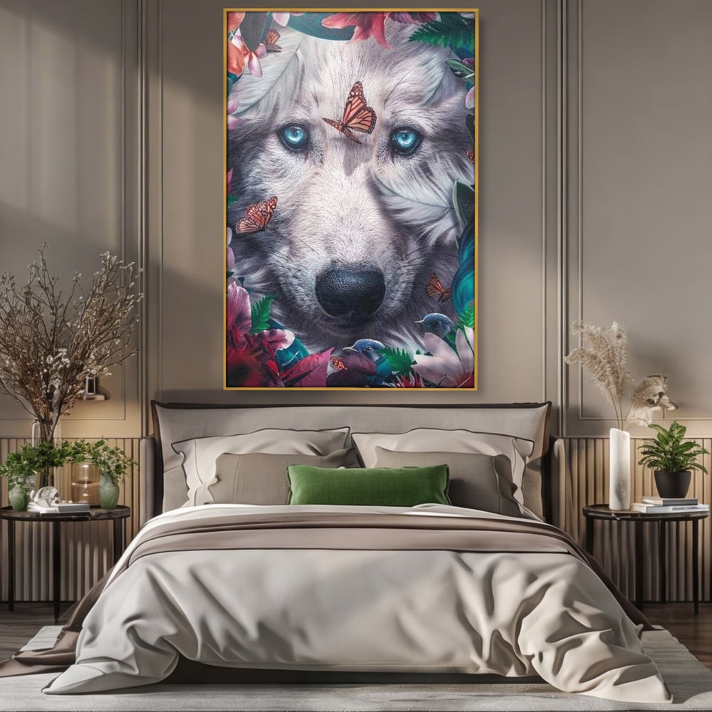 Tablou canvas cu tablou canvas cu lup alb si fluturi, in rama de aluminiu auriu, pe perete intr-un dormitor